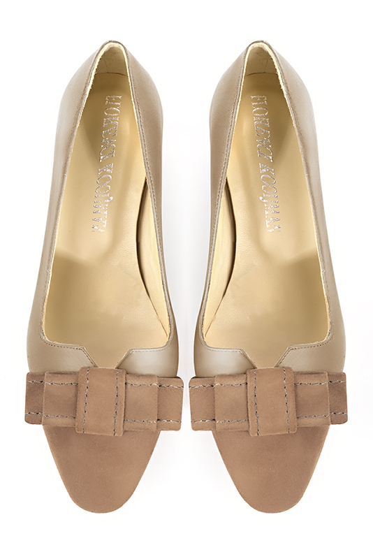 Tan beige women's dress pumps, with a knot on the front. Round toe. Low block heels. Top view - Florence KOOIJMAN